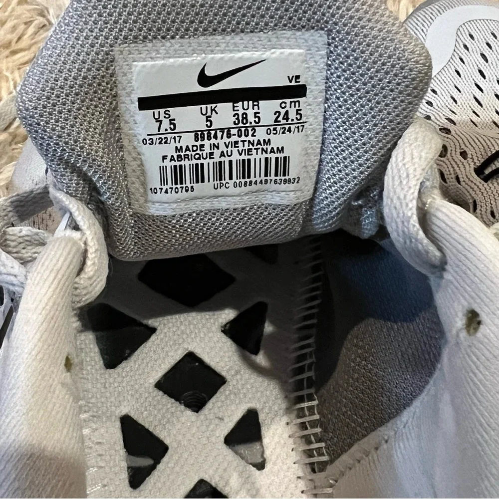 NIKE FLEX 2017 RUN Training Shoes in gray